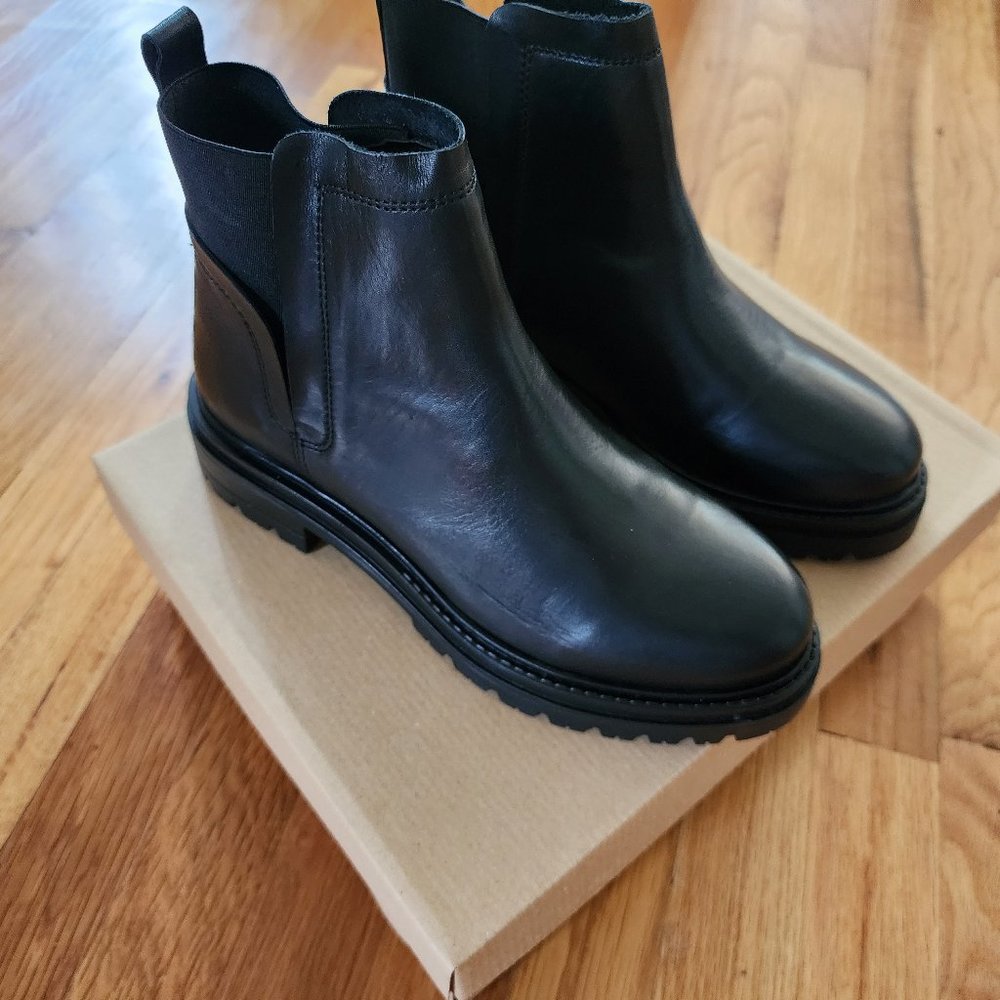 Steve Madden Moira Black Leather Chelsea Boot Pull On Bootie WMNS 7.5 US